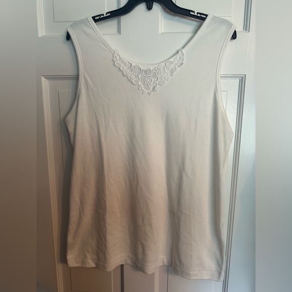 Bridge Gate White Sleeveless Tank With Floral Lace Embellishment Size Large - Picture 1 of 4